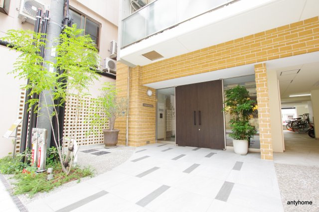 Y&Rino Residence　仲介手数料無料のエントランス