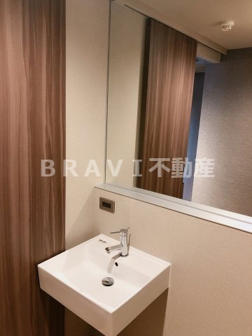 b.UEMACHIDAI（ビー上町台）　BRAVI不動産の独立洗面台|【b.UEMACHIDAI（ビー上町台）】独立洗面台、小物を置くことができて便利です