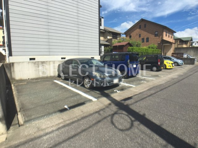 【駐車場】 | ファミール的場 | 車をお持ちの方に嬉しい駐車場付きの物件です
