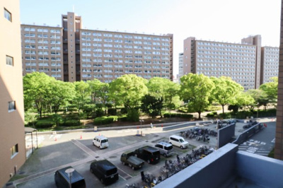 【展望】 | 中津リバーサイドコーポＡ棟 | 南側の眺望　敷地内に公園があり、北区の中でも緑豊かな住環境です。