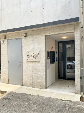 「防音マンション」リトルズトーン上野公園のエントランス|コンクリートの壁が重厚感と高級感を醸し出しています。