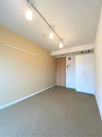 「防音マンション」ハーモニーグラシア大山の洋室|Bluetooth仕様のスピーカーも付いています。接続すればすぐにでも使用可能です。右上は24時間稼働の換気口です。