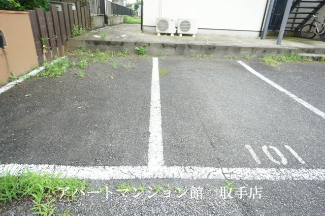 チェリーハイツの駐車場