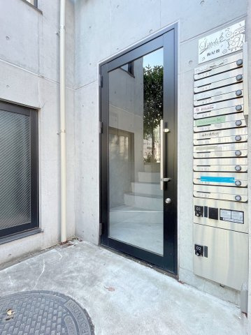 「防音マンション」リトルズトーン梅屋敷のエントランス|落ち着いたエントランスです