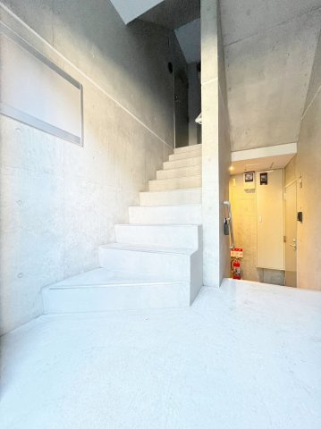 「防音マンション」リトルズトーン梅屋敷のロビー|建物の内部です