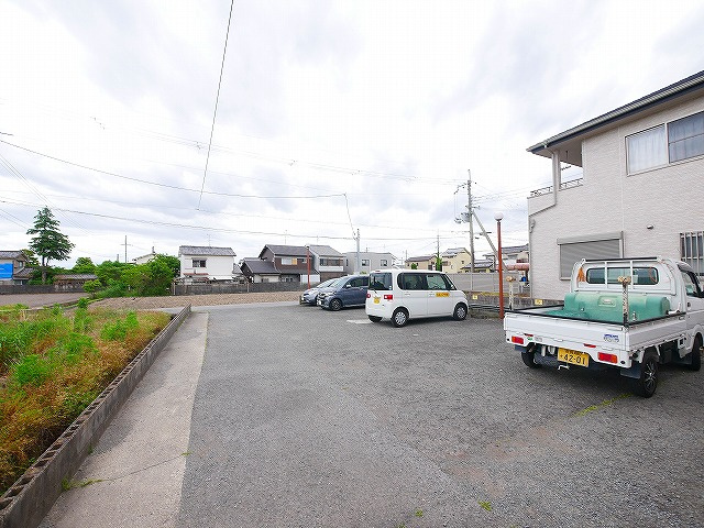サンハイツ3号館の駐車場