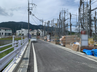 【前面道路含む現地写真】