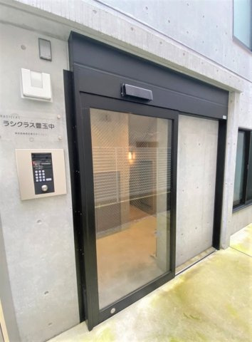 「防音マンション」ラシクラス豊玉中のエントランス|黒が映えるかっこいいエントランス。