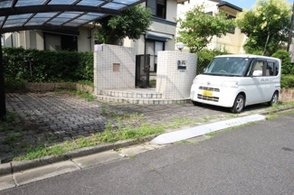 【駐車場】 | 2台駐車可能、一台分カーポート付き