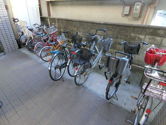 ジョイフル昭栄の駐車場