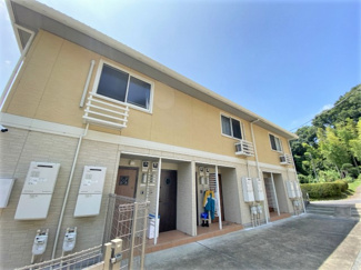【外観】 | ペットOK♪ワンちゃんと一緒に暮らせる2階建てアパート！最寄りバス停から徒歩3分！雨の日の通勤やお出かけもバス利用でスムーズです♪