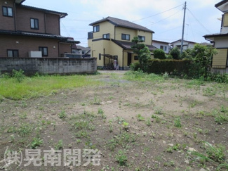 【外観】 | 敷地全体：敷地入口の対角から敷地入口を撮影