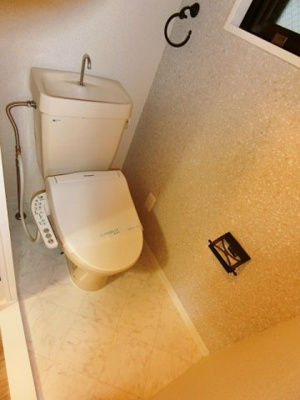 【トイレ】 | ヴィラパークヒルⅠ | トイレは温水洗浄便座付き♪人気のバストイレ別です！横にはタオルを掛けられるハンガーもあります☆