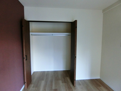 【収納】 | ヴィラパークヒルⅠ | 洋室6帖のお部屋にあるクローゼットです！大切なお洋服もしわにならないようにハンガーがけができます☆