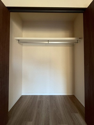 【収納】 | ヴィラパークヒルⅠ | 洋室6帖のお部屋にあるクローゼットです！大切なお洋服もしわにならないようにハンガーがけができます☆
