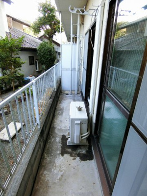 【バルコニー】 | ヴィラパークヒルⅠ | バルコニーは南東向きなので、晴れた日のお洗濯物は朝からよく乾きそう☆気分転換をするにもおすすめです！