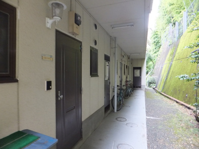 【その他共用部分】 | ヴィラパークヒルⅠ | 共用廊下です♪雨に濡れずにお部屋に入ることができ、荷物が多い日も便利ですね☆