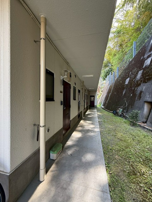 【その他共用部分】 | ヴィラパークヒルⅠ | 共用廊下です♪雨に濡れずにお部屋に入ることができ、荷物が多い日も便利ですね☆