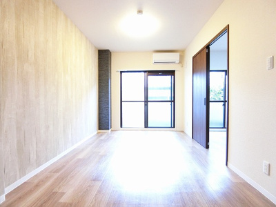 【居間・リビング】 | ヴィラパークヒルⅠ | 南東向きリビングダイニングキッチン12帖☆バルコニーに繋がる角部屋二面採光のお部屋です！エアコン付きで1年中快適に過ごせます☆