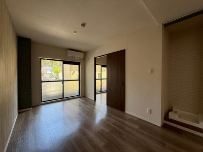 【居間・リビング】 | ヴィラパークヒルⅠ | 南東向きリビングダイニングキッチン12帖☆バルコニーに繋がる角部屋二面採光のお部屋です！エアコン付きで1年中快適に過ごせます☆