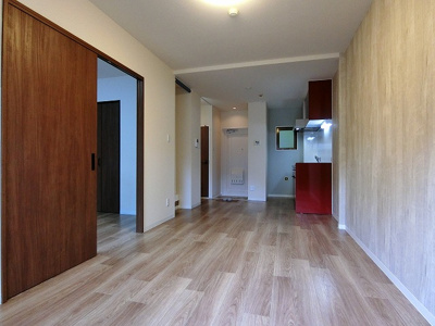 【居間・リビング】 | ヴィラパークヒルⅠ | 南東向きリビングダイニングキッチン12帖☆バルコニー側からの眺めです！椅子とテーブルを囲んで家族団欒の時間を過ごせます♪