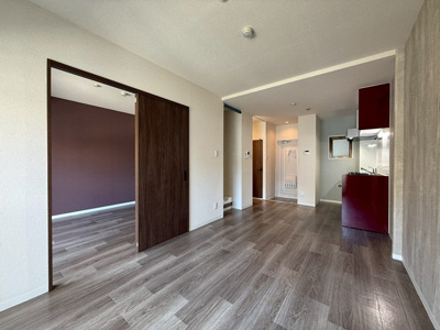 【居間・リビング】 | ヴィラパークヒルⅠ | 南東向きリビングダイニングキッチン12帖☆バルコニー側からの眺めです！椅子とテーブルを囲んで家族団欒の時間を過ごせます♪