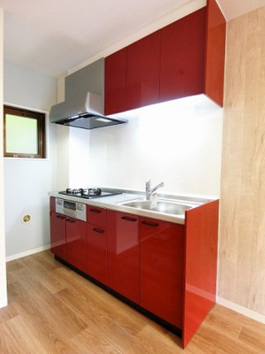 【キッチン】 | ヴィラパークヒルⅠ | 3口ガスコンロ/グリル付きのシステムキッチンです☆窓があるので換気もOK♪場所を取るお鍋やお皿もたっぷり収納できてお料理がはかどります！