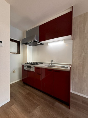 【キッチン】 | ヴィラパークヒルⅠ | 3口ガスコンロ/グリル付きのシステムキッチンです☆窓があるので換気もOK♪場所を取るお鍋やお皿もたっぷり収納できてお料理がはかどります！