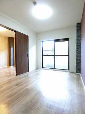 【洋室】 | ヴィラパークヒルⅠ | 南東向き洋室6帖☆バルコニーに繋がるお部屋です！ベッドを置いて寝室にするのもオススメ☆