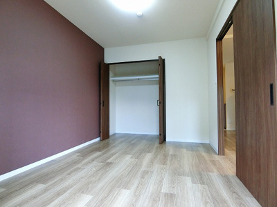 【寝室】 | ヴィラパークヒルⅠ | 南東向き洋室6帖☆クローゼットがあります♪お洋服がスッキリ収納できて、整理しやすくなりますね☆