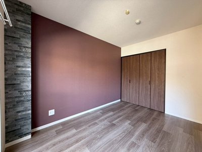 【寝室】 | ヴィラパークヒルⅠ | 南東向き洋室6帖☆クローゼットがあります♪お洋服がスッキリ収納できて、整理しやすくなりますね☆