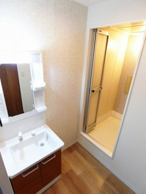 【洗面所】 | ヴィラパークヒルⅠ | 洗髪洗面化粧台で忙しい朝にも寝癖の付いた頭にも優しい☆お化粧するときにも大活躍です♪