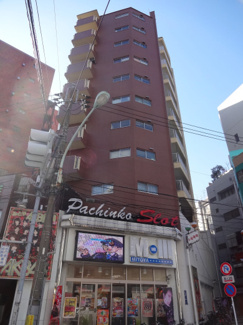 【外観】 | 鶯谷日伸ハイツ　鶯谷駅から徒歩３分・入谷駅から徒歩４分の好立地！コンビニやスーパーなども近くで買い物便利！鉄骨鉄筋コンクリート造の分譲タイプ！１１階建ての茶色と白のマンション！