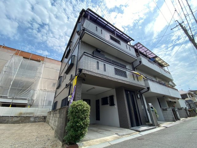 交野市私部４丁目　一戸建ての外観|■シックな外観が目印です。１階周りは重厚間あるタイル貼りですよ♪♪
