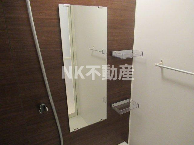 【浴室】 | グランドゥーエ永和駅前（河内永和賃貸） | お風呂に鏡があります