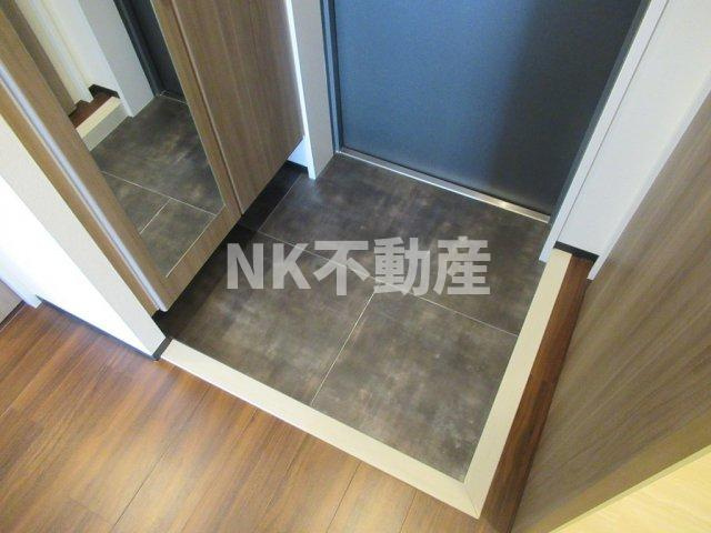 【玄関】 | グランドゥーエ永和駅前（河内永和賃貸） | 収納もある玄関です
