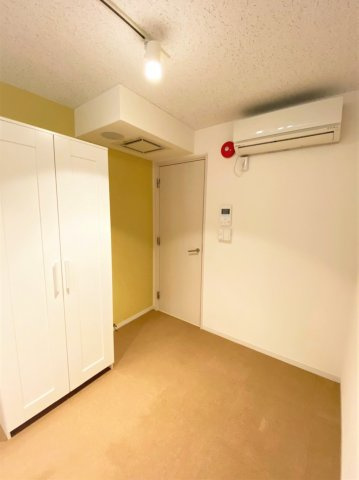 「防音マンション」SOLASIAresidence上板橋の洋室|Bluetooth仕様のスピーカーも付いています。接続すればすぐにでも使用可能です。奥は24時間稼働の換気口です。
