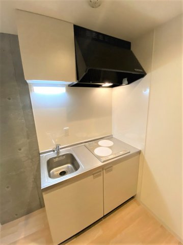 「防音マンション」SOLASIAresidence上板橋のキッチン|キッチンはIHコンロ2口、ちゃんとまな板スペースも確保してます。