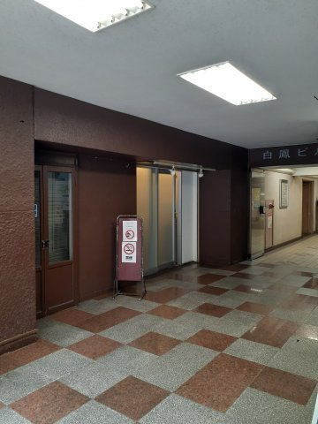 新宿区新宿５丁目の事務所のエントランス
