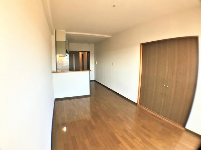 サプリーム新舞子の居間・リビング