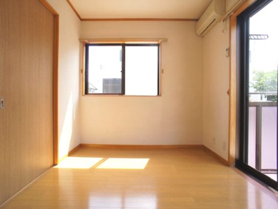 【寝室】 | ファーストハイツⅡ北棟 | 8帖洋間にもエアコンが付いています♪