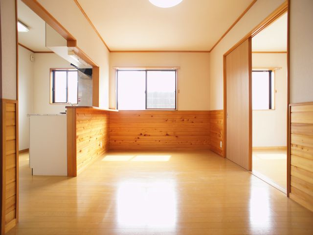 【居間・リビング】 | ファーストハイツⅡ北棟 | 会話をしながらお料理できる対面キッチンです♪