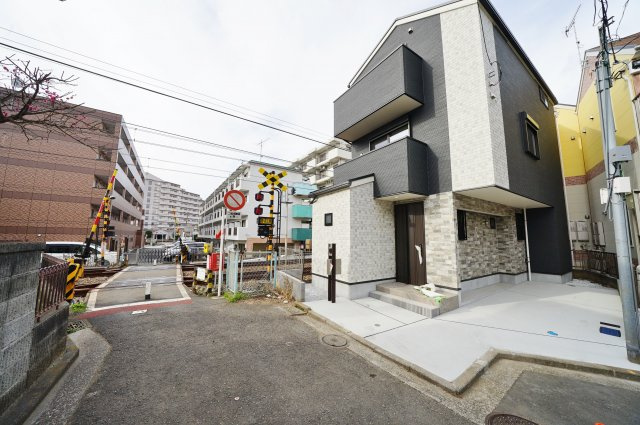 上星川駅から平坦、徒歩９分！南東側道路に面し、陽当たり良好な3階建の3SLDK♪保土ヶ谷区東川島町　新築戸建ての前面道路含む現地写真