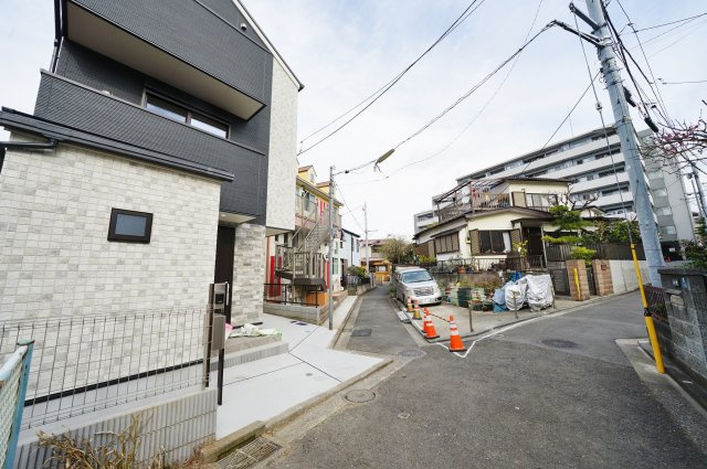 上星川駅から平坦、徒歩９分！南東側道路に面し、陽当たり良好な3階建の3SLDK♪保土ヶ谷区東川島町　新築戸建ての前面道路含む現地写真|駅から平坦で自転車もらくらく。道路との高低差はございません。