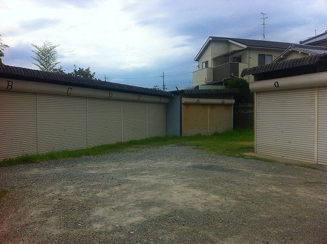 滝川シャッター付きガレージの駐車場