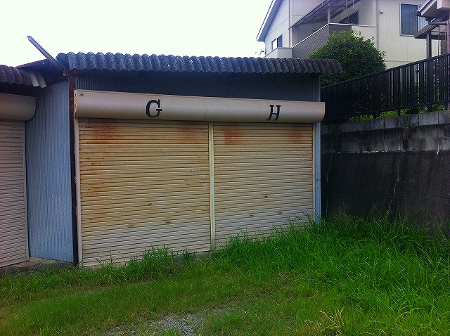 滝川シャッター付きガレージの駐車場