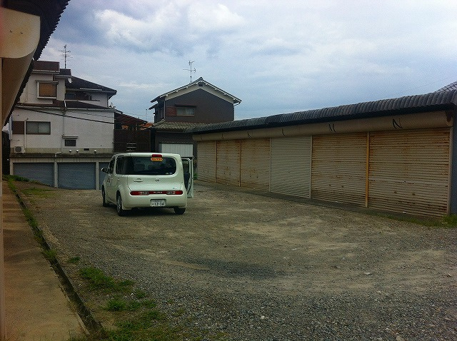 滝川シャッター付きガレージの駐車場