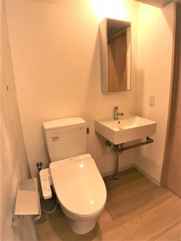 「防音マンション]ラシクラスLAZO ginza-eastの洗面所|洗面所です。トイレには温水洗浄便座が付いています。上にもしっかり収納が