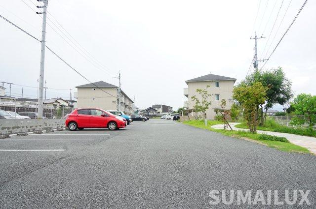 合志市須屋のアパートの駐車場