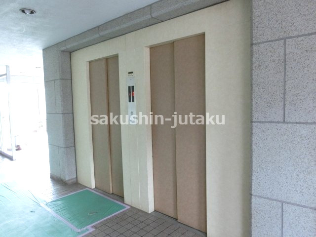 花見川ロイヤルマンション　７階部分　東南角住戸のその他共用部分|エレベーター２基　６階が停止階、１階分、階段で上がります。